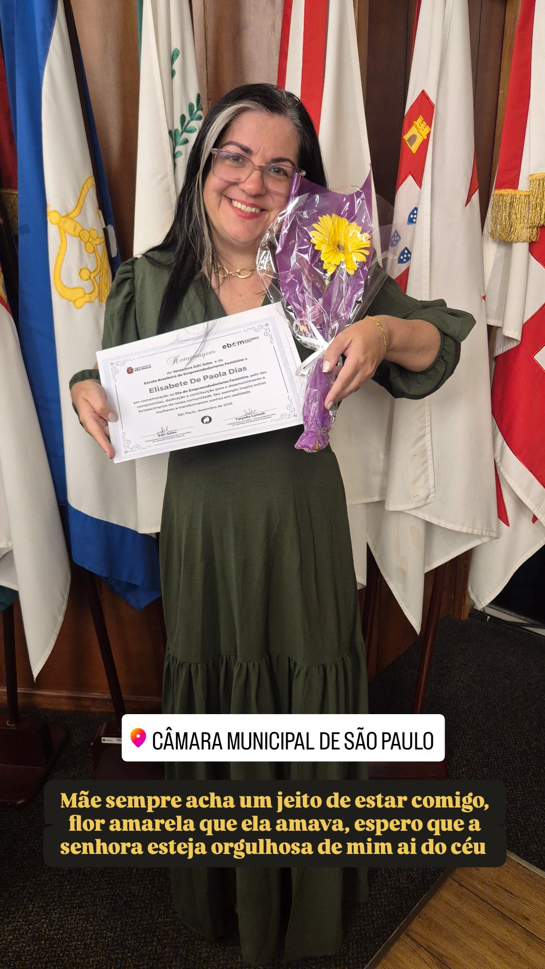 Elisabete De Paola Dias na Câmara Municipal de São Paulo com certificado de homenagem